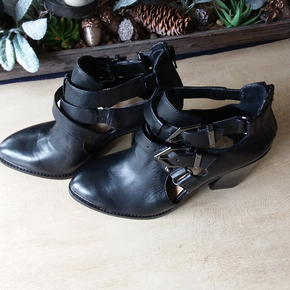 Gianni Bini Shoes - GIANI Bini black gen.leather6M ankle booties NWOT